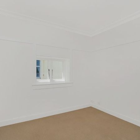 Beachfront Art Deco Living in Iconic Bondi Position - Photo 4
