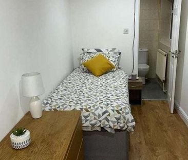 4 bedroom house of multiple occupation to rent - Photo 1