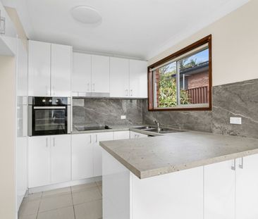 3 Bedroom 1.5 Bathroom modern duplex with double car garage - Photo 3