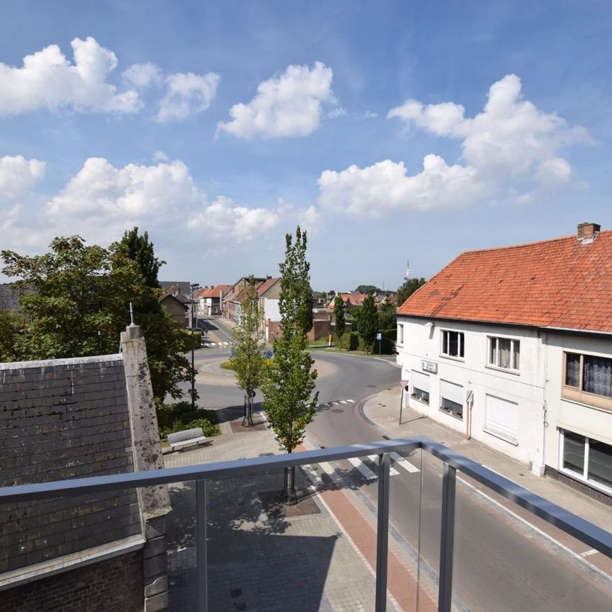 Recent en instapklaar appartement met 2 slaapkamers en autostaanplaats in het centrum van Gistel - Photo 1