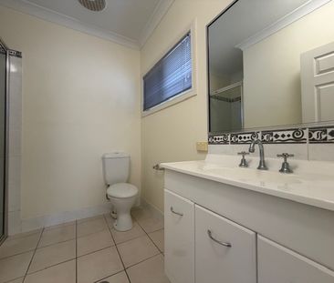 GORGEOUS 3 BEDROOM COTTAGE SITUATED IN RIVERSIDE GARDENS! - Photo 3