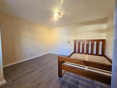 1 bedroom in a house share to rent - Photo 2