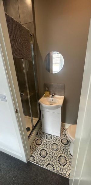 1 bedroom in a house share to rent - Photo 2