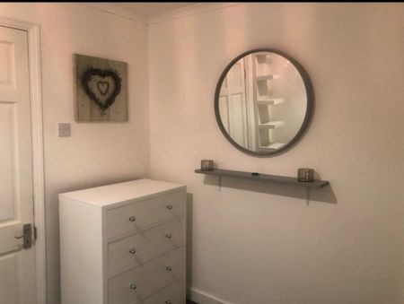 Room in a Shared House, The Willoughbys, SW14 - Photo 4