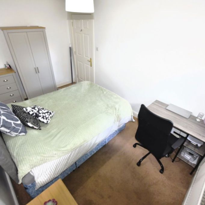 2 bedroom Flat in Flat 3, Leeds - Photo 1