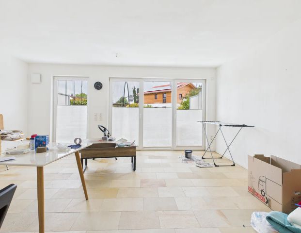 Moderne 2-Zimmer-Erdgeschosswohnung inklusive Einbauküche, Tiefgaragenstellplatz und Gartenanteil! - Foto 1