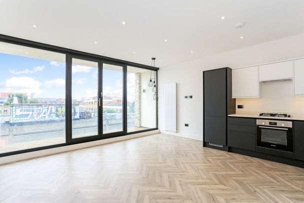 Cardigan Road, Bow, London E3 - Photo 1