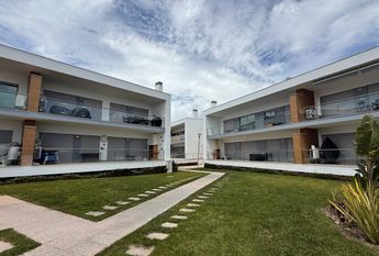 Apartamento T2 bem localizado em condomínio com piscina e garagem privada.