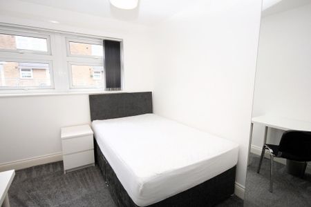 4 bedroom terraced house to rent - Photo 3