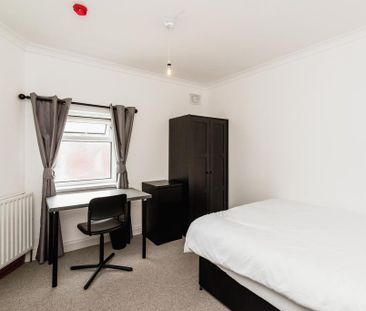 8 bedroom semi-detached house to rent - Photo 4