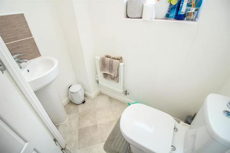 3 bedroom detached house to rent - Photo 2
