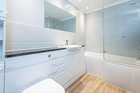 2 bedroom Flat To Let - Photo 2