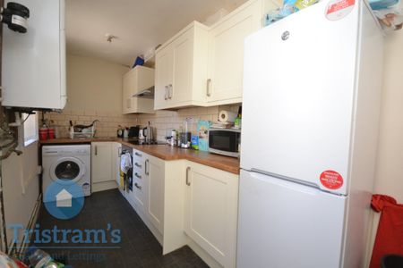 4 bed Mid Terraced House for Rent - Photo 2