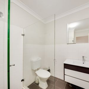 Large Private 2 Bedroom Unit - Photo 2