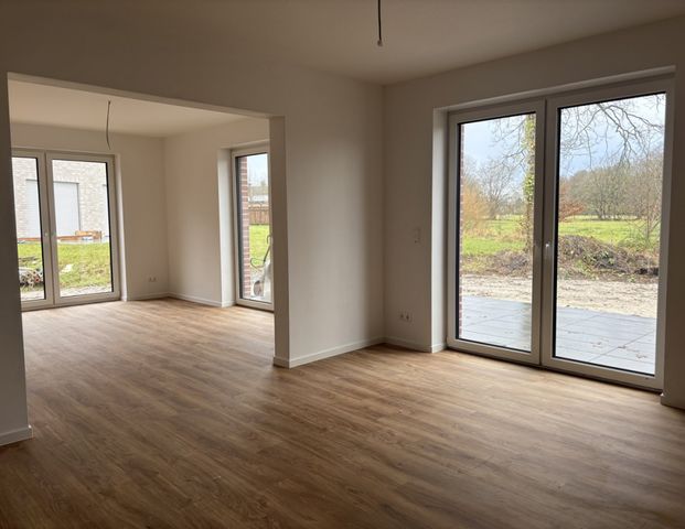 Neubau und Erstbezug: Moderne Doppelhaushälfte in Rastede umgeben von Grün - Photo 1