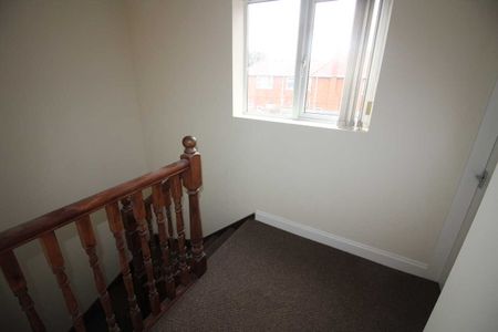 3 bed Flat - Photo 3