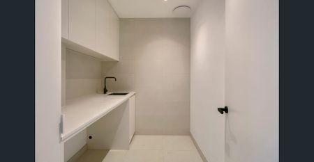 Spacious 3 Bedroom Home with Two Oversized Terraces - Photo 2