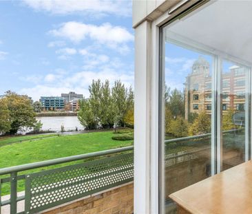 A modern three bedroom town house with river views and roof terrace... - Photo 1