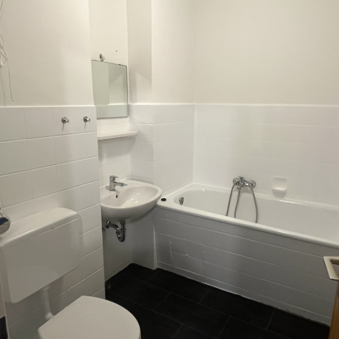 !!Schnell sein!! *Frisch renoviert* Helle 2-Zimmerwohnung mit BALKON**im ERDGESCHOSS - Photo 1