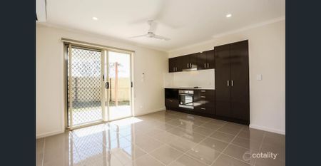 Beautiful 2 Bedroom Duplex Home with Courtyard at Prime Location! - Photo 5