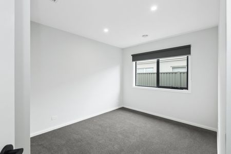 EXQUISITE FAMILY HOME IN PRIME LOCATION - Photo 3