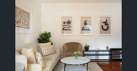 Charming one-bedroom home in a converted period mansion - Photo 2