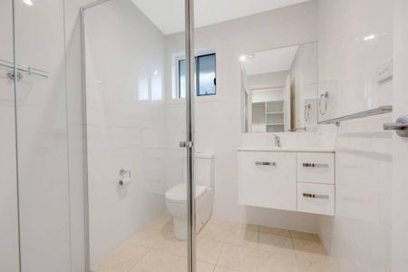 Spacious 3-Bedroom Duplex in Sunshine Bay - Photo 4