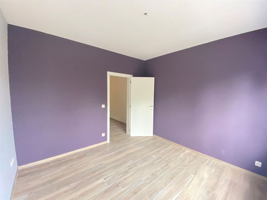 RUIM GERENOVEERD GELIJKVLOERS APPARTEMENT MET 1.5 SLAAPKAMER, TERRAS EN GARAGEBOX! - Photo 1