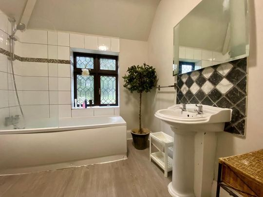 1 bedroom in a house share to rent - Photo 1