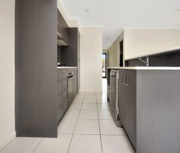 Charming 1-Bedroom House in Lawnton! - Photo 5