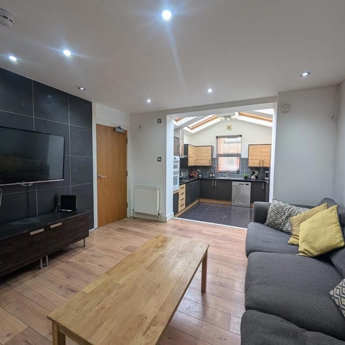 8 bedroom house to rent - Photo 1