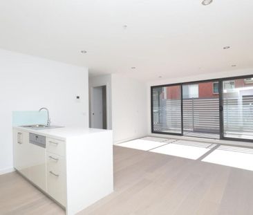 MODERN 2 BEDROOM 2 BATHROOM APARTMENT IN BOUTIQUE BLOCK - Photo 4
