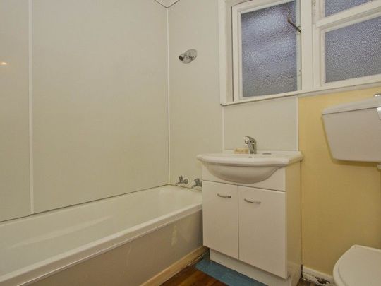 Freshly Redecorated 3-Bed with Thriving Vege Garde - Photo 1