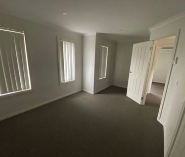 Charming Townhouse in Meadow Heights! - Photo 3