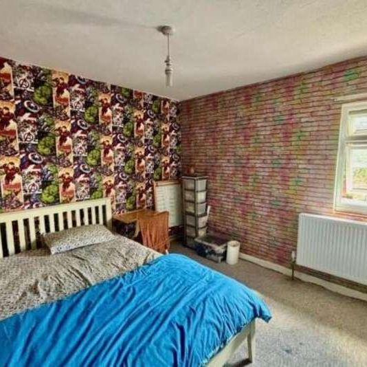 The Avenue, Egham, TW20 - Photo 1