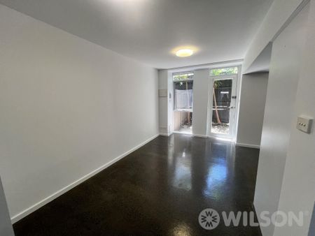 Modern 1 bedroom apartment with private courtyard - Photo 4