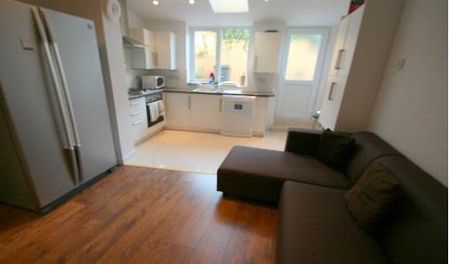 1 bedroom in a house share to rent - Photo 2