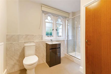 Charming Ground Floor Apartment in Historic Castle Setting - Photo 4