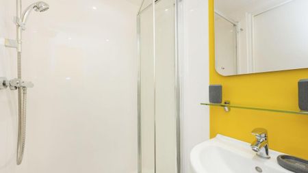 1 bedroom in a flat share to rent - Photo 2