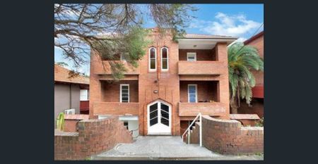 Two Bedroom Art Deco Apartment - Photo 5