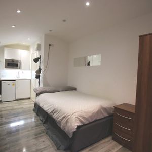 1 bedroom in a flat share to rent - Photo 2