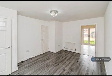 3 bedroom semi-detached house to rent - Photo 2