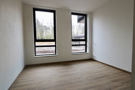 Gelijkvloersappartement met 2 slpkrs, terras, tuin en staanplaats. - Photo 2