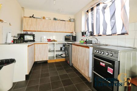 1 bedroom in a house share to rent - Photo 5