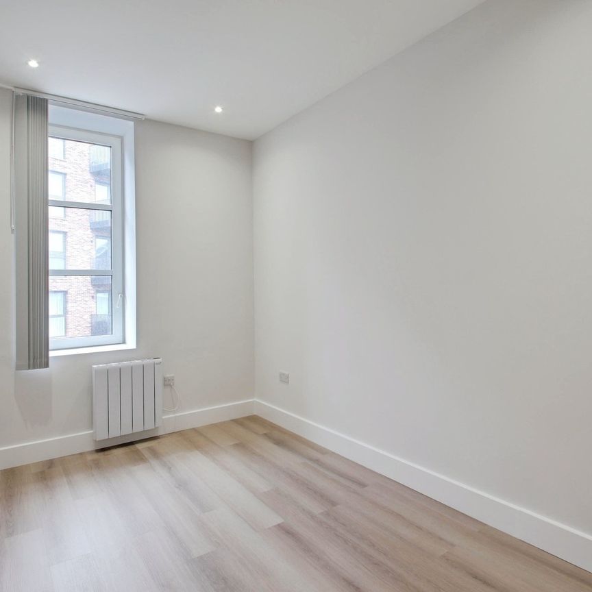 1 bed flat to rent in Station Road, Egham, TW20 - Photo 1