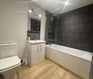 Modern two bedroom apartment with prime city centre location - Photo 6