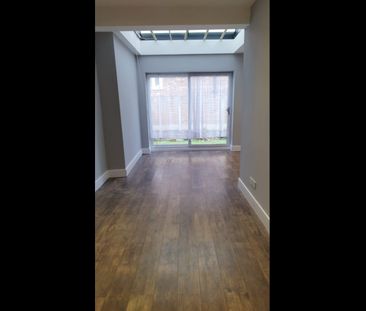 5 Bed Semi-Detached House, Albert Avenue, M25 - Photo 2