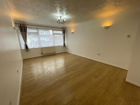 2 Bed Flat, Barton Meadows, IG6 - Photo 4