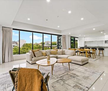 Luxury 3 Bedroom Living - Photo 4