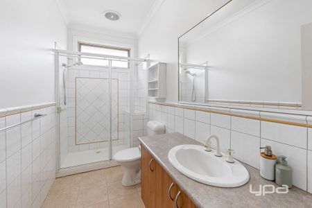 WARM & WELCOMING FAMILY HOME IN A QUIET CAROLINE SPRINGS COURT - Photo 2